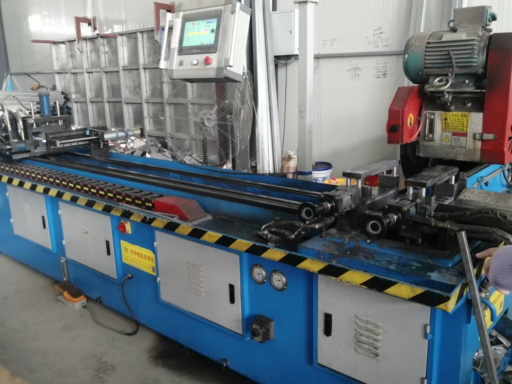Automatic tube cutting machine